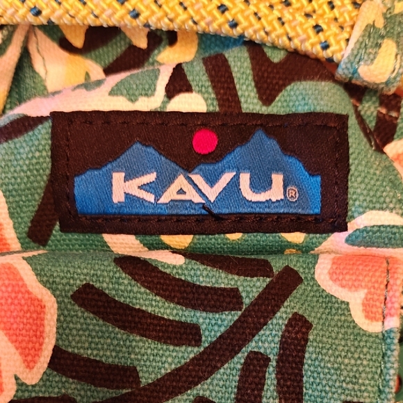 Kavu Tropical Green Sling Bag - Picture 2 of 3
